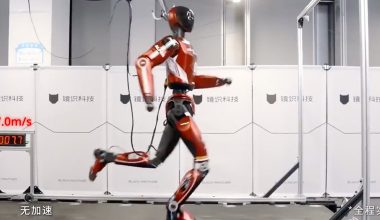 Bolt: Το νέο ανθρωποειδές ρομπότ της Κίνας που τρέχει πιο γρήγορα από τον άνθρωπο (βίντεο)