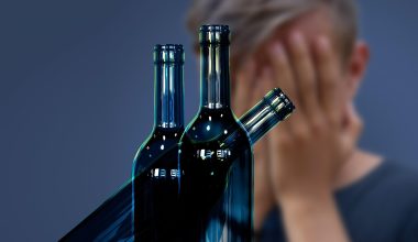 Αλκοόλ και δέρμα: Το «αθώο» ποτό που αφήνει σημάδια στο πρόσωπο