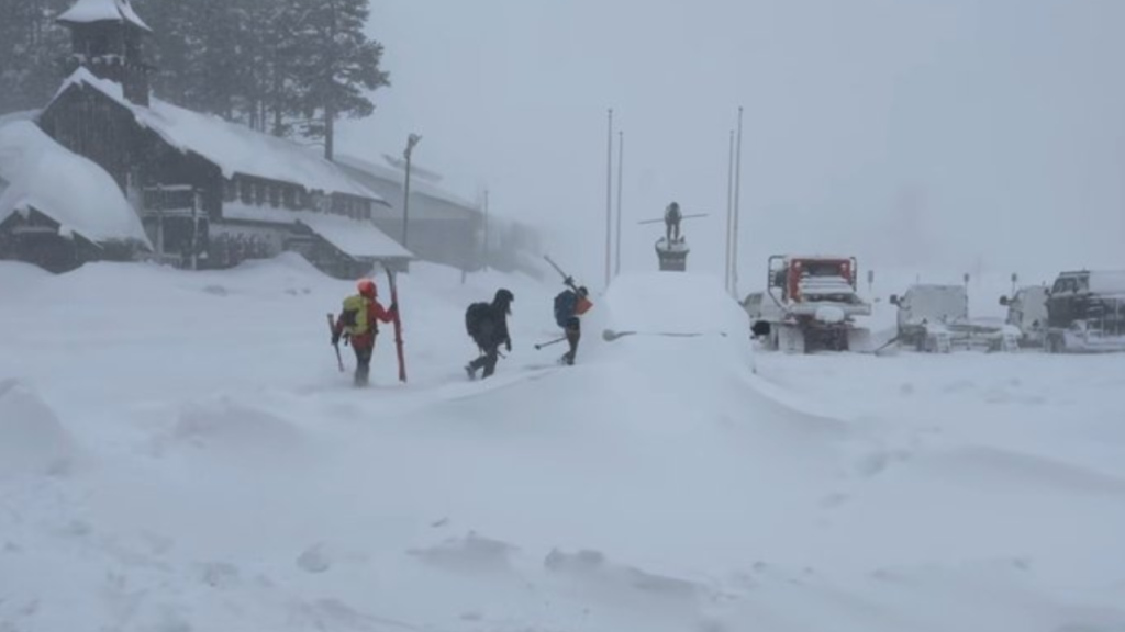 Καλιφόρνια: Σε εξέλιξη επιχείρηση για δέκα αγνοούμενους σκιέρ μετά από χιονοστιβάδα (βίντεο)
