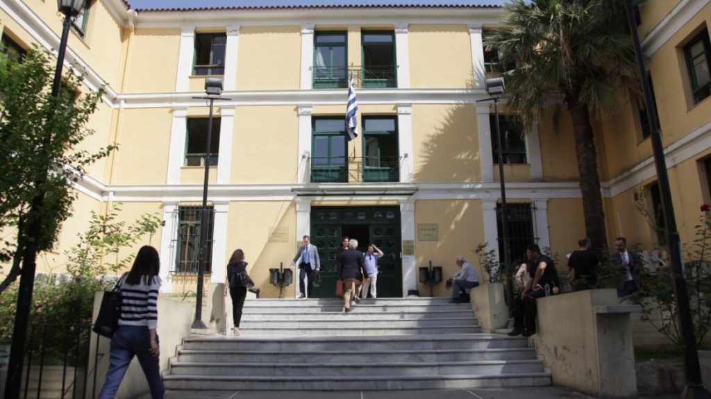 Δικαστήρια Eυελπίδων: Αιγύπτιος αντί να απελαθεί τους ξέφυγε μέσα από τα χέρια και απέδρασε!