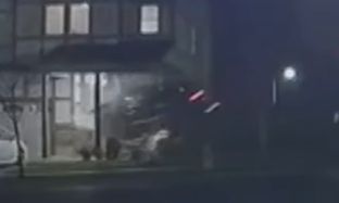 ΗΠΑ: Φορτηγό έτρεχε με ιλιγγιώδη ταχύτητα και «σφηνώθηκε» σε πόρτα σπιτιού – Αναίσθητος ο οδηγός (βίντεο)