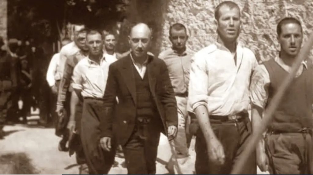 Η Λ.Μενδώνη χαρακτήρισε ως μνημείο τη συλλογή φωτογραφιών της εκτέλεσης στην Καισαριανή – Προχωρά στην απόκτηση