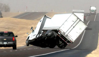 Βίντεο: Νταλίκα στο Τέξας αναποδογύρισε σε αυτοκινητόδρομο λόγω των ισχυρών ανέμων