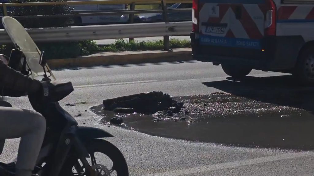 Λεωφόρος Συγγρού: Σχηματίστηκε τρύπα στη μεσαία λωρίδα προς παραλία – Έσπασε αγωγός λυμάτων