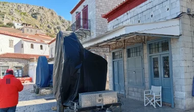 Ύδρα: Τα στενά δρομάκια μετατρέπονται σε φυσικά πλατό εν όψει των γυρισμάτων της νέας ταινίας του Μπραντ Πιτ (φώτο)