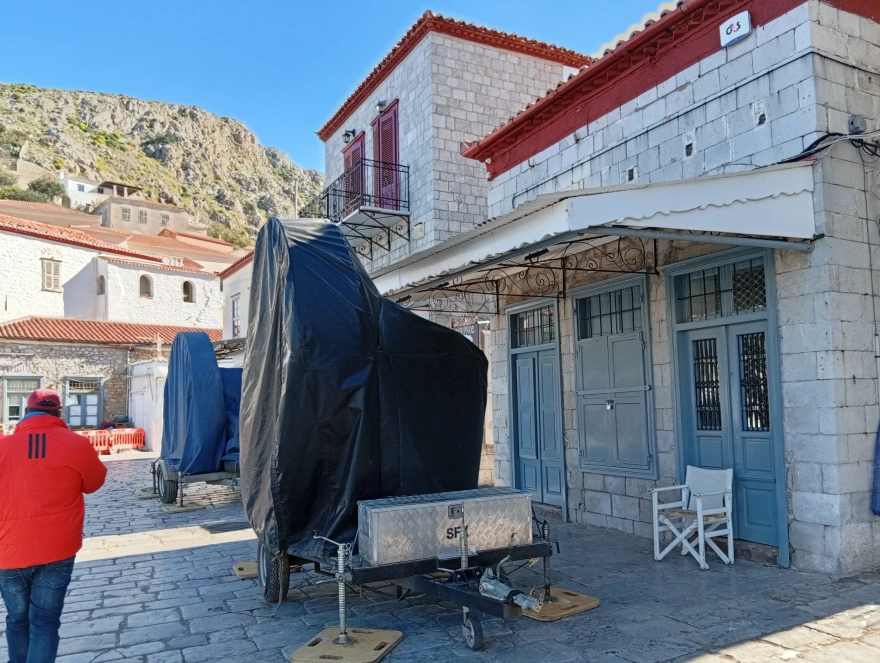 Ύδρα: Τα στενά δρομάκια μετατρέπονται σε φυσικά πλατό εν όψει των γυρισμάτων της νέας ταινίας του Μπραντ Πιτ (φώτο)