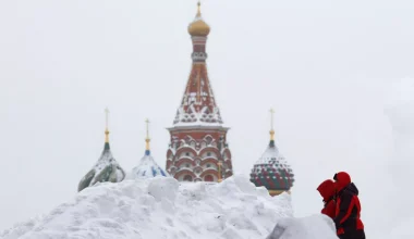 Σφοδρές χιονοπτώσεις πλήττουν τη Μόσχα: Φρουρός του Κρεμλίνου στέκεται ανάμεσα σε «τείχος» από χιόνι