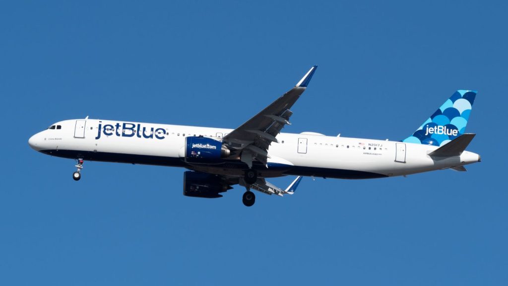 ΗΠΑ: Αεροσκάφος της JetBlue έκανε αναγκαστική προσγείωση λόγω καπνού στο πιλοτήριο (βίντεο)