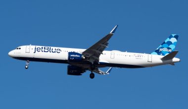 ΗΠΑ: Αεροσκάφος της JetBlue έκανε αναγκαστική προσγείωση λόγω καπνού στο πιλοτήριο (βίντεο)