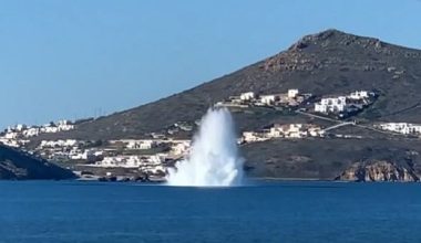 Νάξος: Εξουδετερώθηκε με επιτυχία η νάρκη – Η στιγμή της ελεγχόμενης έκρηξης (βίντεο)