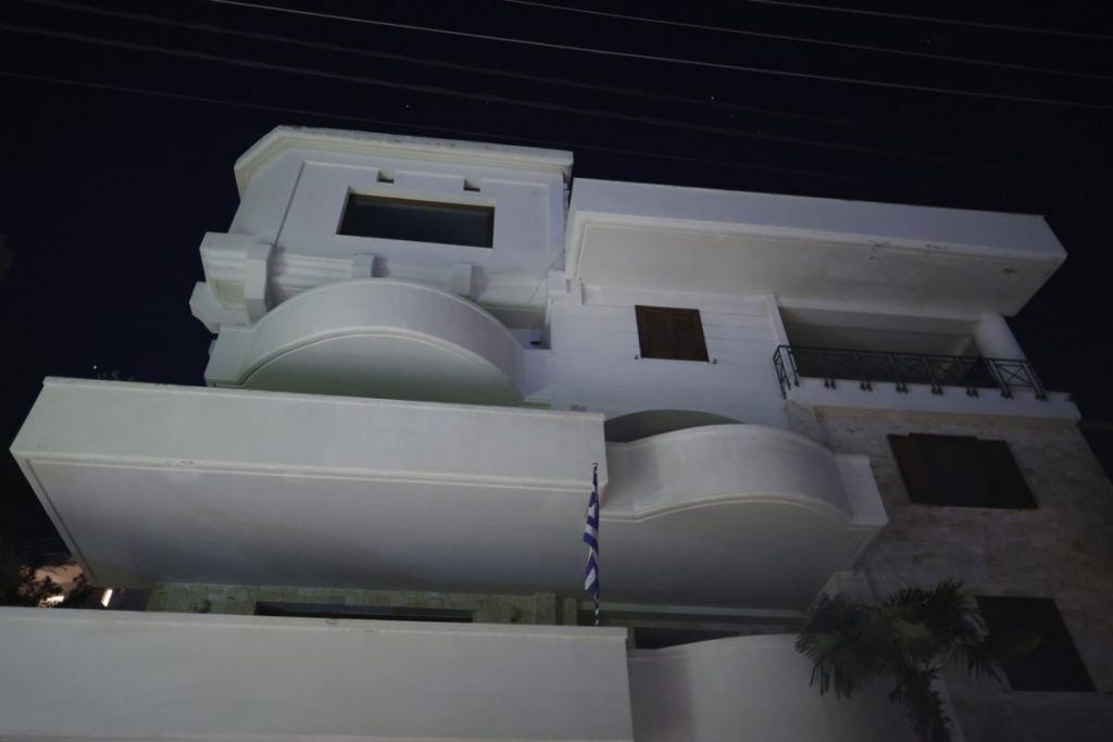 Βάρη: Πώς έγινε το εργατικό δυστύχημα με τους δύο νεκρούς – «Ακούμπησε ο γερανός πάνω στα καλώδια»