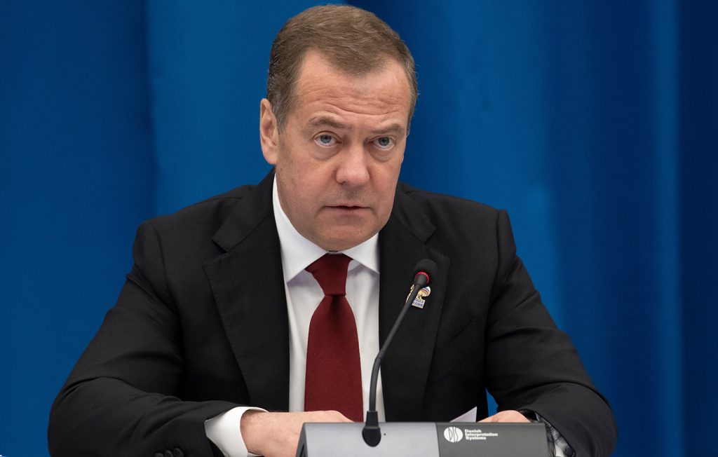 Ν.Μεντβέντεφ κατά Β.Ζελένσκι: «Χρήσιμος ηλίθιος – Όσο βρίσκεται στην εξουσία τόσο συρρικνώνεται η Ουκρανία»