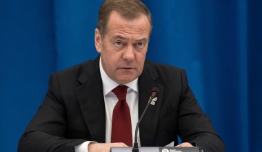 Ν.Μεντβέντεφ κατά Β.Ζελένσκι: «Χρήσιμος ηλίθιος – Όσο βρίσκεται στην εξουσία τόσο συρρικνώνεται η Ουκρανία»