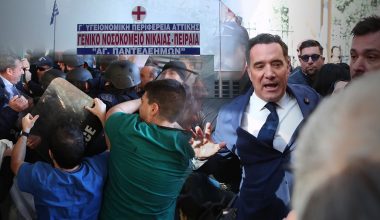 Άγριος ξυλοδαρμός εργαζομένων στο νοσοκομείο Νίκαιας από τα ΜΑΤ του Άδωνι Γεωργιάδη – Ανεπιθύμητος από τους υγειονομικούς