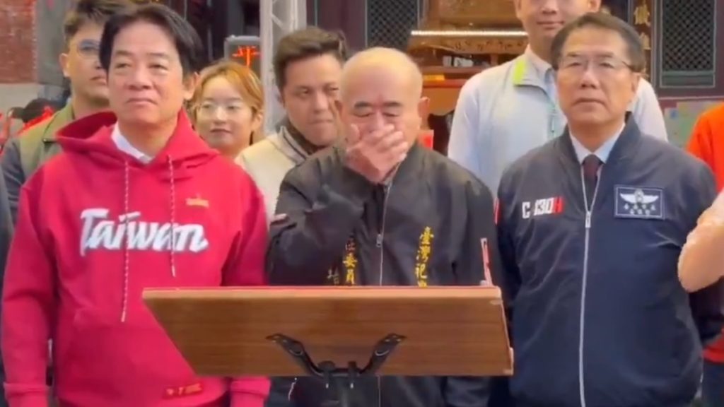 Απίστευτο περιστατικό στην Ταϊβάν: Ηλικιωμένος επικεφαλής ναού έκανε εμετό πάνω στον πρόεδρο Λάι Τσινγκ-τε (βίντεο)