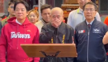 Απίστευτο περιστατικό στην Ταϊβάν: Ηλικιωμένος επικεφαλής ναού έκανε εμετό πάνω στον πρόεδρο Λάι Τσινγκ-τε (βίντεο)