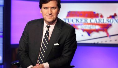 Ο Τάκερ Κάρλσον λέει ότι κρατήθηκε προσωρινά στο αεροδρόμιο του Τελ Αβίβ στο Ισραήλ