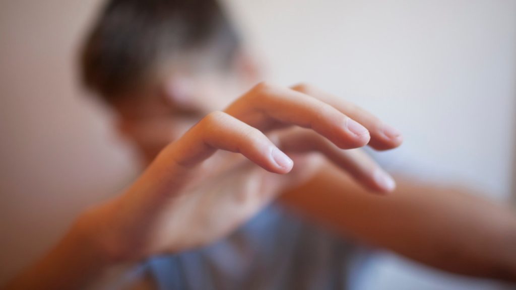 Θεσσαλονίκη: Ελεύθερη με περιοριστικούς όρους η 56χρονη που κατηγορούνταν ότι βίαζε τον γιο της οικιακής βοηθού της