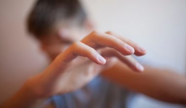 Θεσσαλονίκη: Ελεύθερη με περιοριστικούς όρους η 56χρονη που κατηγορούνταν ότι βίαζε τον γιο της οικιακής βοηθού της