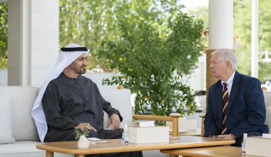 Ο Λίντσεϊ Γκράχαμ συνάντησε τον πρόεδρο των ΗΑΕ καθώς η αμερικανική αρμάδα αναπτύσσεται στη Μέση Ανατολή