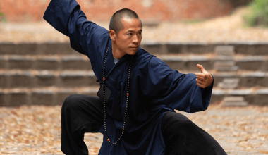 Σαολίν ισορροπεί με το ένα… δάκτυλο ανάποδα