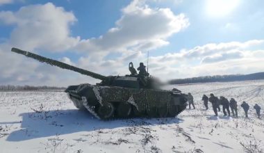 Βίντεο: Ρωσικά άρματα μάχης κτυπούν ουκρανικές συγκεντρώσεις πεζικού στο Χάρκοβο σε απόσταση 8 χλμ!