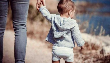 Επεκτείνεται πανελλαδικά το πρόγραμμα «Νταντάδες της Γειτονιάς»: Ποιοι μπορούν να ενταχθούν