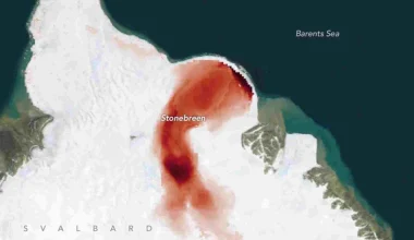 Νορβηγία: Tι είναι η «κόκκινη καρδιά» που παρατήρησαν επιστήμονες σε παγετώνα στο Σβάλμπαρντ (βίντεο)