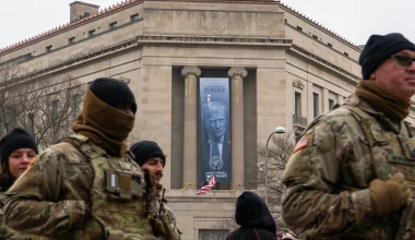 Πανό με τη μορφή του Ντ.Τραμπ στο υπουργείο Δικαιοσύνης