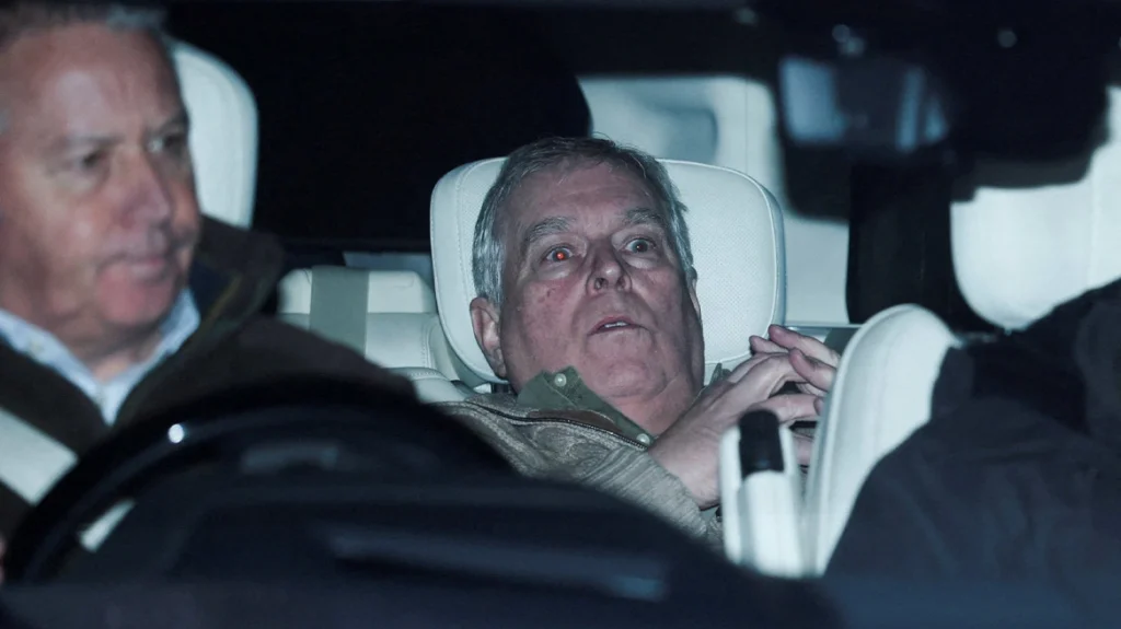 Ελεύθερος αφέθηκε ο Άντριου: Στη δημοσιότητα η πρώτη φωτογραφία του έκπτωτου πρίγκιπα μετά τη σύλληψή του