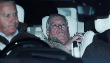 Ελεύθερος αφέθηκε ο Άντριου: Στη δημοσιότητα η πρώτη φωτογραφία του έκπτωτου πρίγκιπα μετά τη σύλληψή του