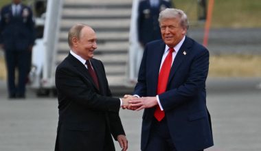 Ρωσία: Πρόθυμη να «εξαγοράσει» την άρση κυρώσεων, δίνοντας δώδεκα τρισεκατομμύρια δολάρια στις ΗΠΑ