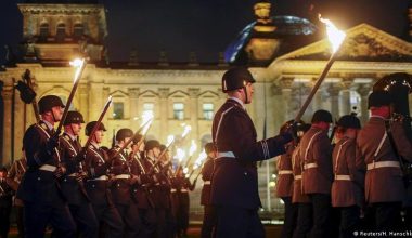 Επικίνδυνη ρητορική από τον  Φρίντριχ Μερτς: «Να μάθουμε να μιλάμε τη γλώσσα της ισχύος»