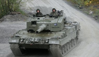 Φινλανδικό άρμα μάχης Leopard 2A4 «κόλλησε» στη λάσπη κατά την διάρκεια ασκήσεων! (φωτο)