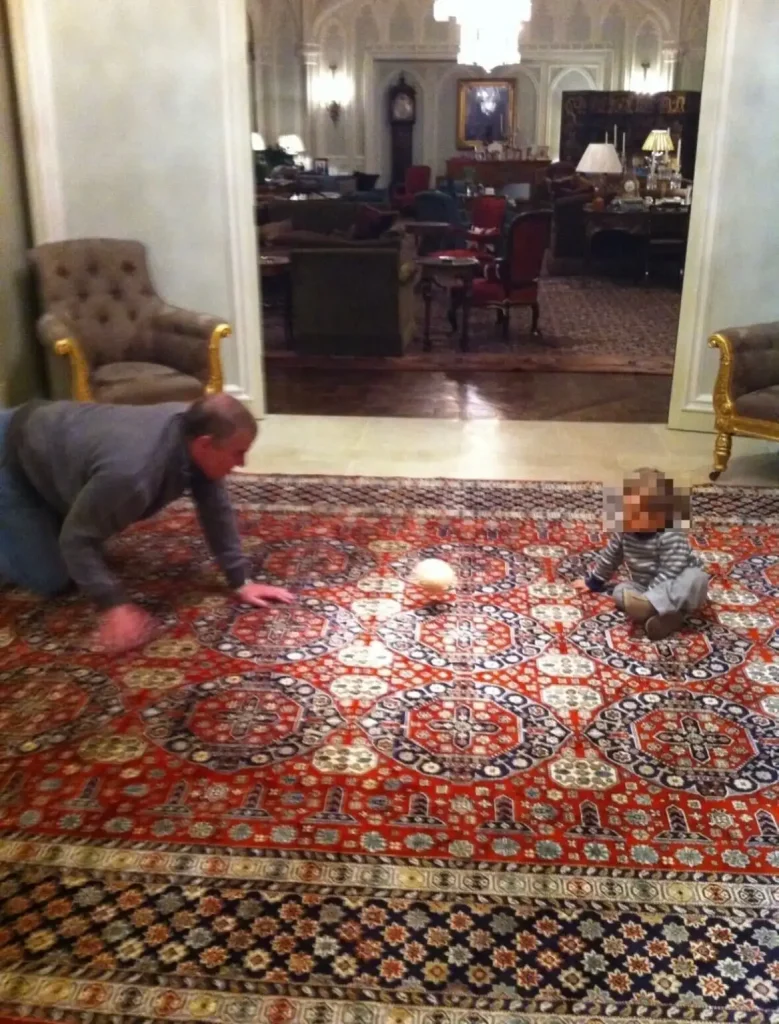 Πρίγκιπας Άντριου: «Παίζει με μωρό και μπάλα σε σχήμα γυναικείου στήθους» – Η φωτογραφία που ανατριχιάζει