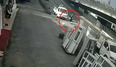 Τουρκία: H στιγμή που 21χρονη παρασύρεται από λεωφορείο ενώ την κυνηγά αδέσποτος σκύλος (βίντεο)