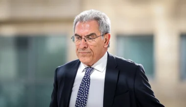 «Καπερνάρο κάθαρμα συγκαλύπτη»: Πέταξαν τρικάκια έξω από το γραφείο του δικηγόρου στην Πατησίων (φώτο)