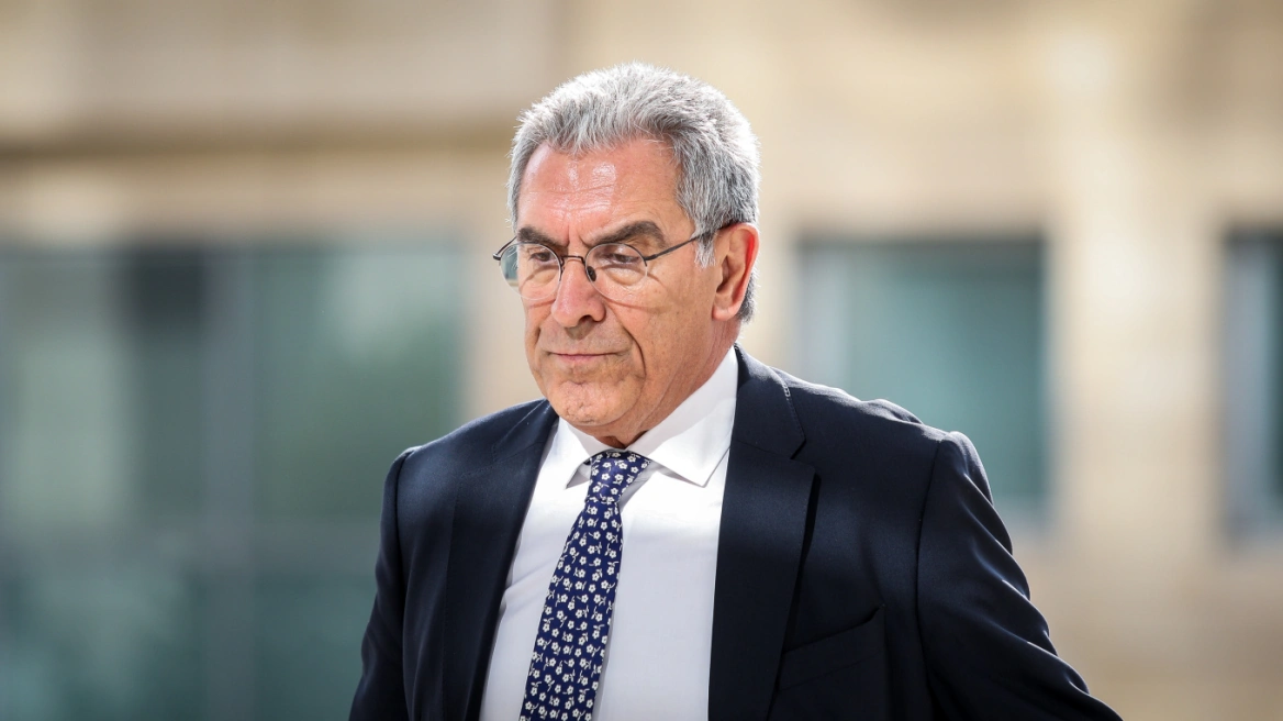 «Καπερνάρο κάθαρμα συγκαλύπτη»: Πέταξαν τρικάκια έξω από το γραφείο του δικηγόρου στην Πατησίων (φώτο)