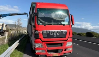 Εθνική οδός Αθηνών – Λαμίας: Νταλίκα εξετράπη της πορείας της και κατέληξε σε κιγκλιδώματα