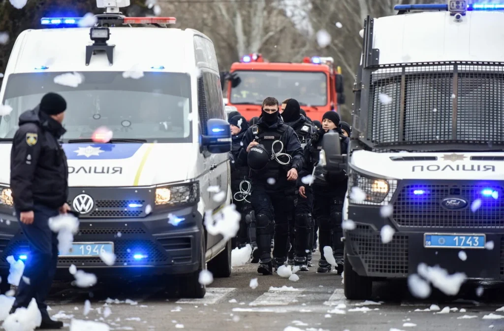 Ουκρανία: H στιγμή που άνδρας πετά χειροβομβίδα σε αστυνομικούς στην περιοχή Στοροζίνετς – Δείτε βίντεο