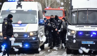 Ουκρανία: H στιγμή που άνδρας πετά χειροβομβίδα σε αστυνομικούς στην περιοχή Στοροζίνετς – Δείτε βίντεο