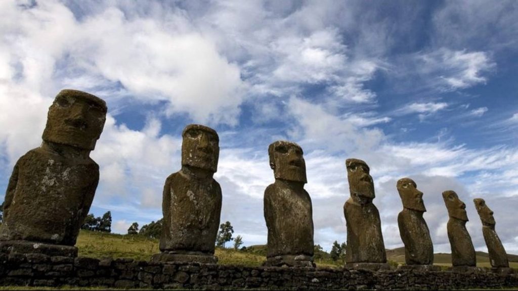 Ανακαλύφθηκε νέο άγαλμα moai στο Νησί του Πάσχα: Βρέθηκε στον αποξηραμένο βυθό μιας λίμνης