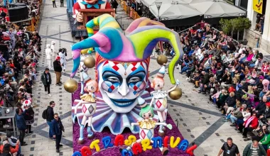 Πατρινό Καρναβάλι: Περισσότεροι από πενήντα χιλιάδες καρναβαλιστές «πλημμυρίζουν» τους δρόμους