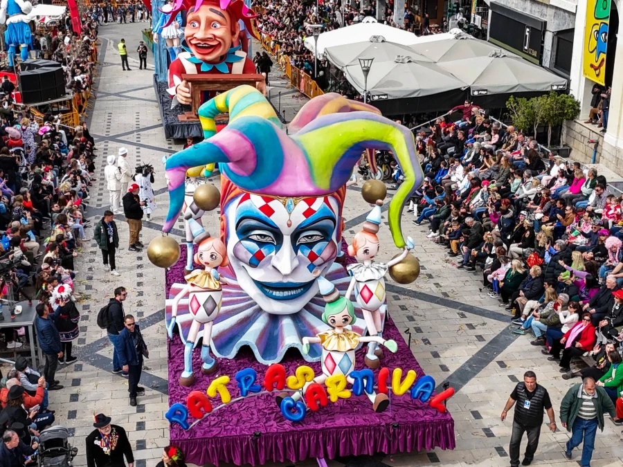 Πατρινό Καρναβάλι: Περισσότεροι από πενήντα χιλιάδες καρναβαλιστές «πλημμυρίζουν» τους δρόμους