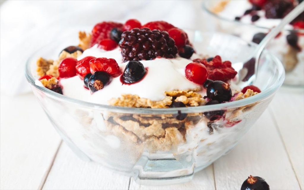 Καθηγήτρια Διατροφής αποκαλύπτει: Τα υγιεινά σνακ που μπορούμε να καταναλώνουμε χωρίς να χαλάσουμε τη δίαιτά μας