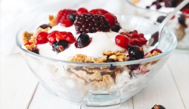 Καθηγήτρια Διατροφής αποκαλύπτει: Τα υγιεινά σνακ που μπορούμε να καταναλώνουμε χωρίς να χαλάσουμε τη δίαιτά μας