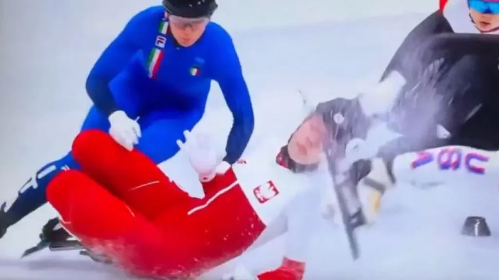Πανικός στους Χειμερινούς Ολυμπιακούς: Πατινέρ ταχύτητας κτυπήθηκε στο πρόσωπο από τη λεπίδα πατινιού αντιπάλου!