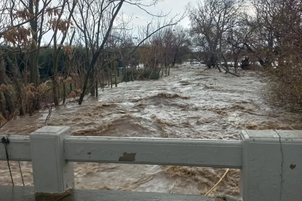 Σφοδρή βροχόπτωση έπληξε τη Λήμνο: Xείμαρρος υπερχείλισε – Οι δρόμοι μετατράπηκαν σε «ποτάμια»