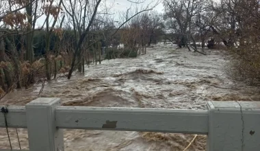 Σφοδρή βροχόπτωση έπληξε τη Λήμνο: Xείμαρρος υπερχείλισε – Οι δρόμοι μετατράπηκαν σε «ποτάμια»