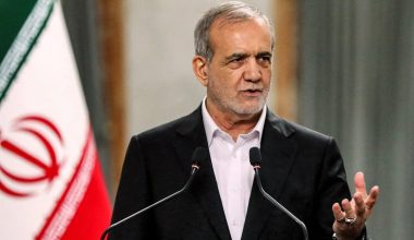 Μ.Πεζεσκιάν: «Οι μεγάλες δυνάμεις προσπαθούν να μας αναγκάσουν να σκύψουμε το κεφάλι όμως δεν θα το κάνουμε»